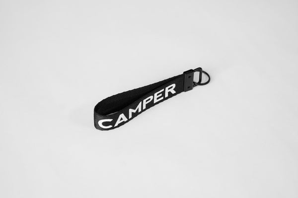 Schlüsselanhänger aus schwarzem Gurtband mit "ROCKET CAMPER" Print